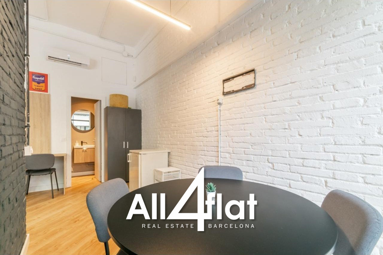 C/ Viladomat - Réf. : 001558E 